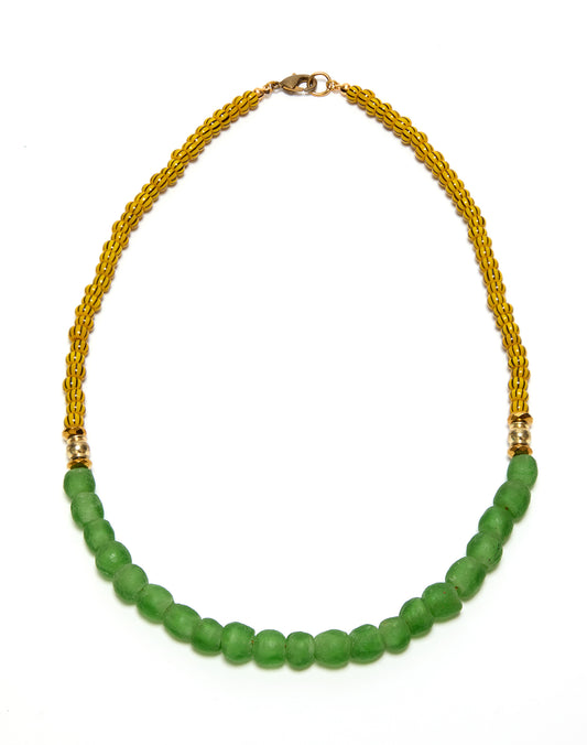 Necklace with green beads and gold线索 on a white background